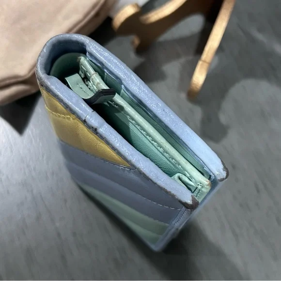 Gucci -Rare Multicolor Pastel Wallet with Silver GG Logo - Picture 5 of 11